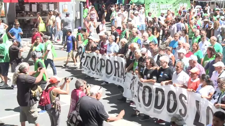 Sindicatos se manifiestan contra despidos en Argentina