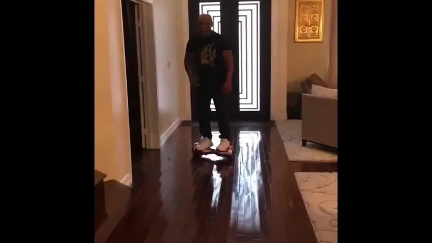 Mike Tyson sufrió una tremenda caída de un 'hoverboard'