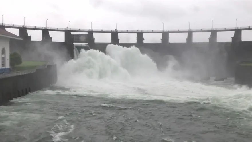 Exceso de lluvia obliga al Canal a verter agua del Lago Gatún