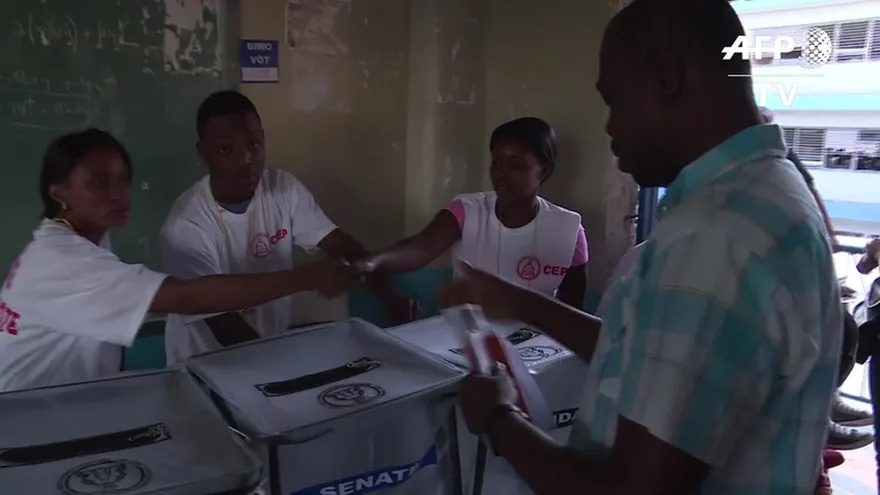 Haitianos votan en decisivas elecciones presidenciales