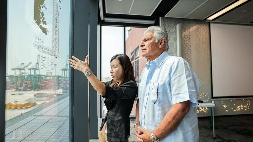 El preidente Mulino visita la terminal automatizada más grande del mundo: el puerto de Tuas, en Singapur