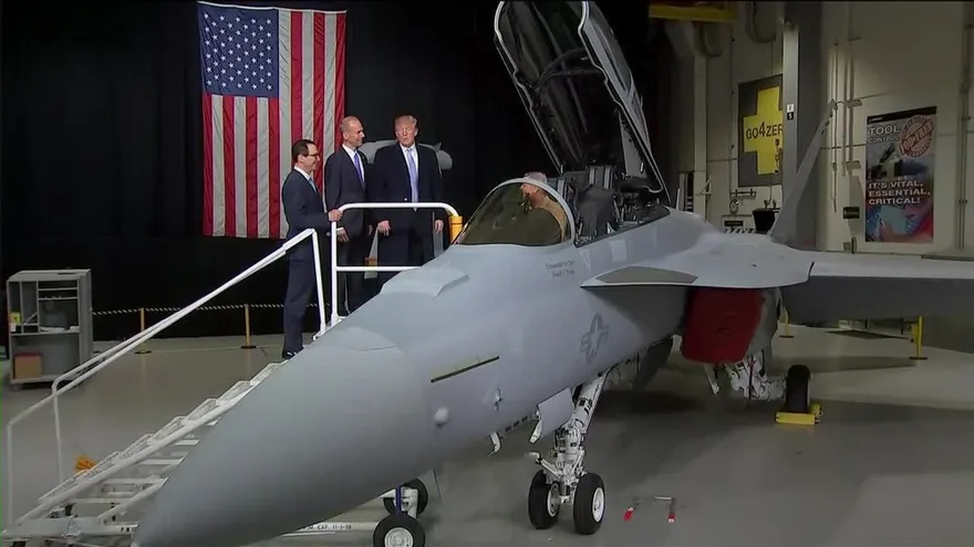 Trump visita planta de Boeing entre temores de nuevos aranceles