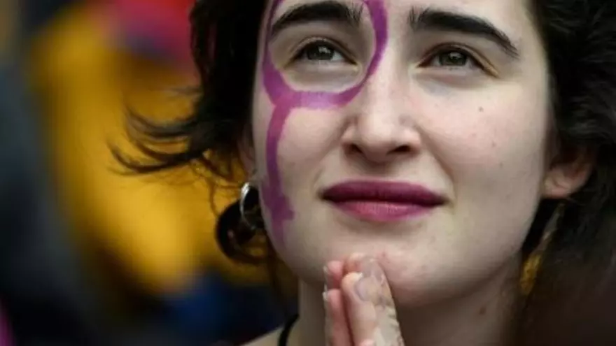 Una joven participa en una manifestación en Barcelona en defensa de los derechos de las mujeres, el 8 de marzo de 2018