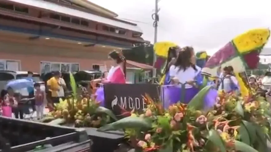 Miles de visitantes asistieron a la Parada de las Flores en Tierras Altas