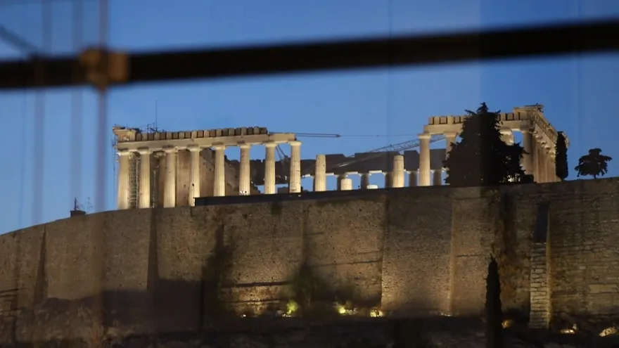 Noche de plenilunio en la Acrópolis de Atenas