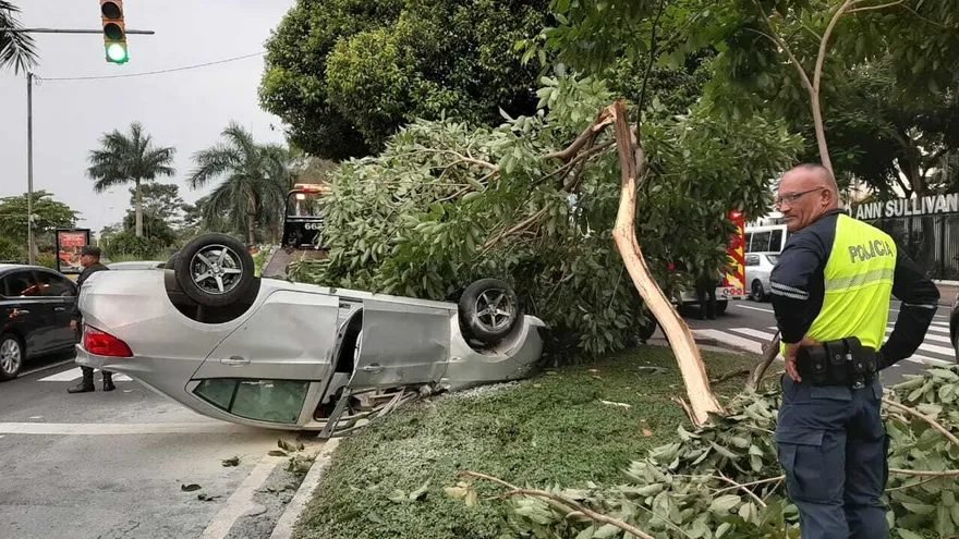 El vehículo quedó volcado en la vía