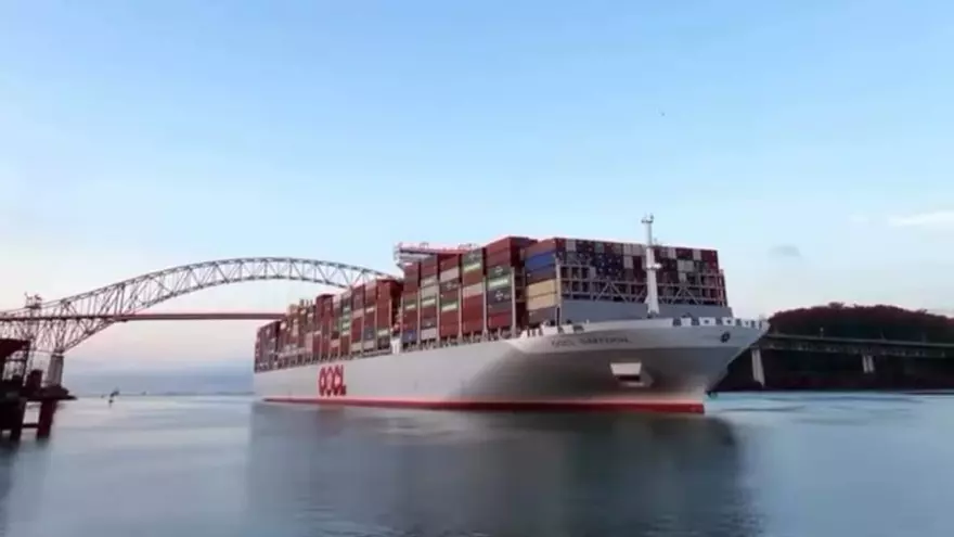 Buque portacontenedor OOCL Daffodil cruza el canal de Panamá.
