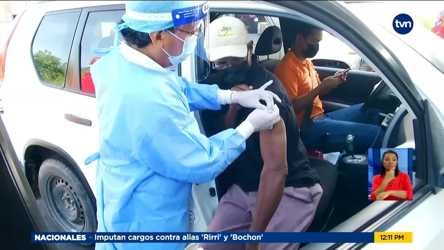 Coclesanos acuden a vacunarse con AstraZeneca