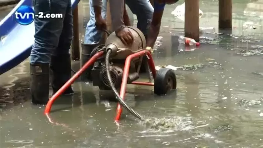Limpian patio lleno de agua en edificio Arraiján de Calidonia
