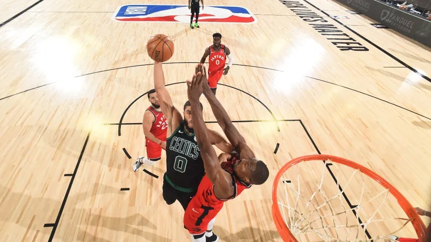 Celtics aplastan a Raptors 111-89 para poner a Toronto contra la pared