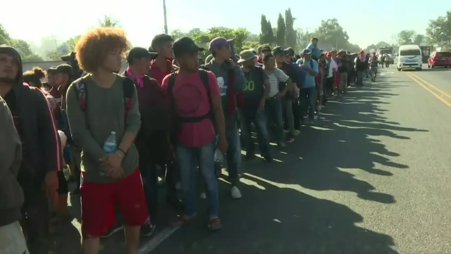 Cientos de migrantes centroamericanos ingresan a México desde Guatemala