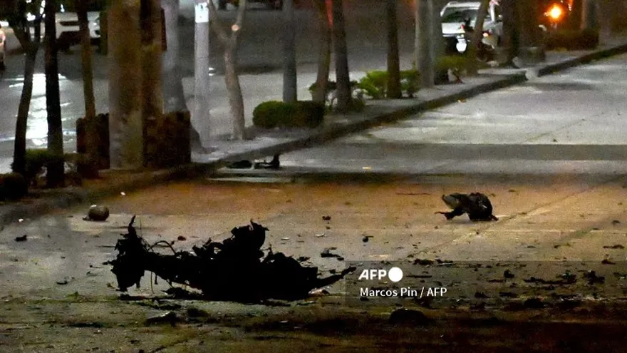 Los restos de un presunto coche bomba que explotó frente a un centro comercial se muestran en el norte de Guayaquil, Ecuador, el 14 de octubre de 2025. Una persona murió y varias resultaron heridas después de una explosión el martes en una concurrida zona comercial del puerto ecuatoriano de Guayaquil, que quedó en caos, según imágenes difundidas por las autoridades locales.