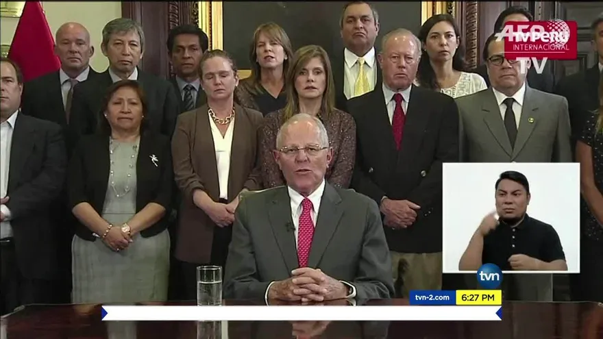 Renuncia presidente de Perú