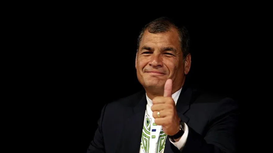 El presidente de la República de Ecuador, Rafael Correa, interviene durante su Enlace Ciudadano semanal en un encuentro con la colonia de su país en Cataluña, el primer acto de su visita a España, en el Palacio de Congresos de Barcelona.