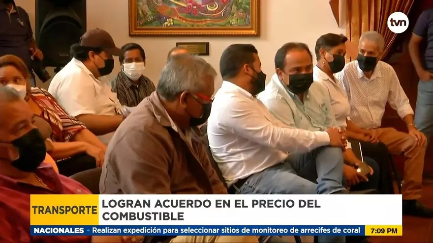 Transportistas acuerdan con el gobierno estabilizar el precio del combustible