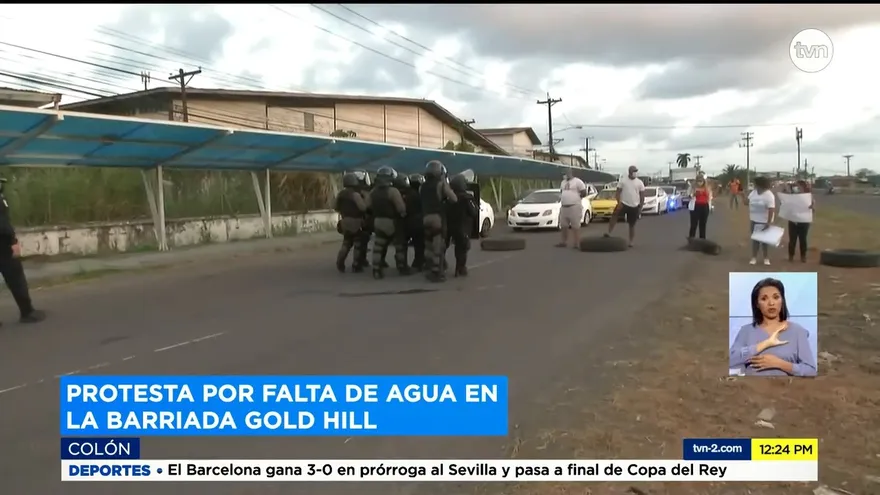 Protesta por falta de agua en Colón terminó en disturbios entre residentes y antimotines.