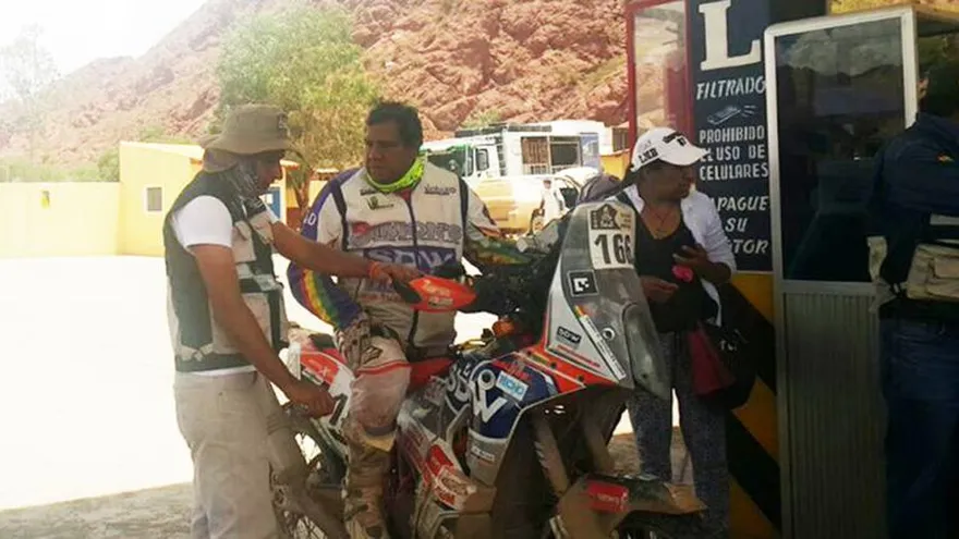 Una fanática le pagó la gasolina a Danny Nogales