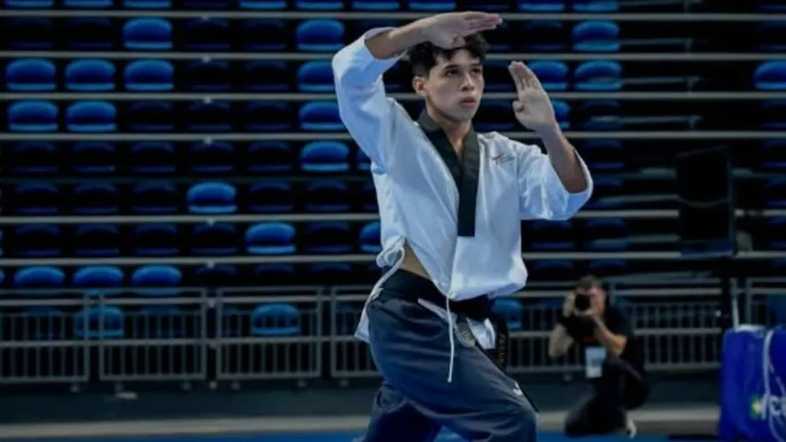 Atleta ejecuta una rutina de Poomsae