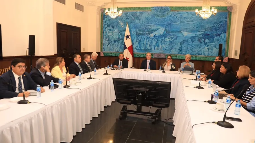 Ministro Orillac lidera reunión con diputados para explicar paquete de reformas a la Ley 6 de Energía