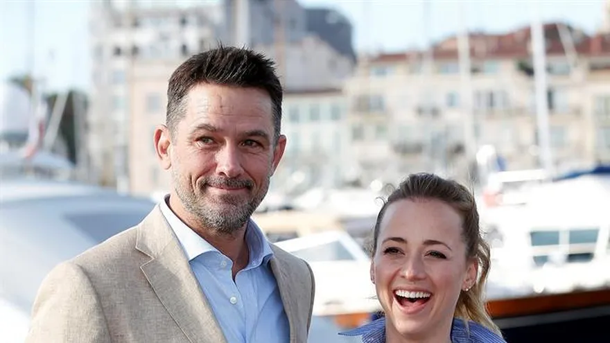 El actor estadounidense Billy Campbell y la actriz canadiense Karine Vanasse posan durante la presentación de la serie televisiva "Cardinal" (lit.: Cardenal) en el MIPCOM, el mayor mercado audiovisual del mundo que se celebra estos días en Cannes, Francia, hoy.