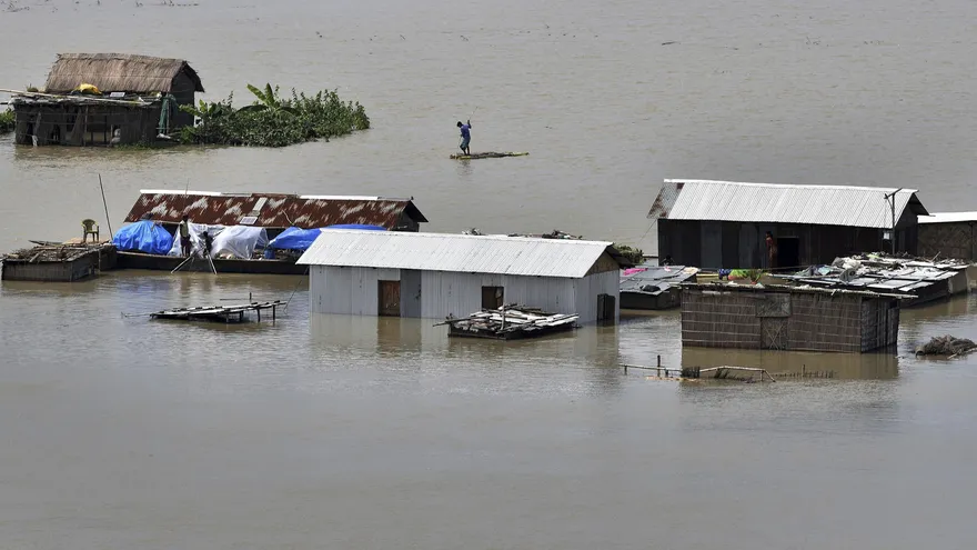 Vista de las casas abandonadas tras las inundaciones en el distrito de Mariagaon, en el estado de Assam (India)