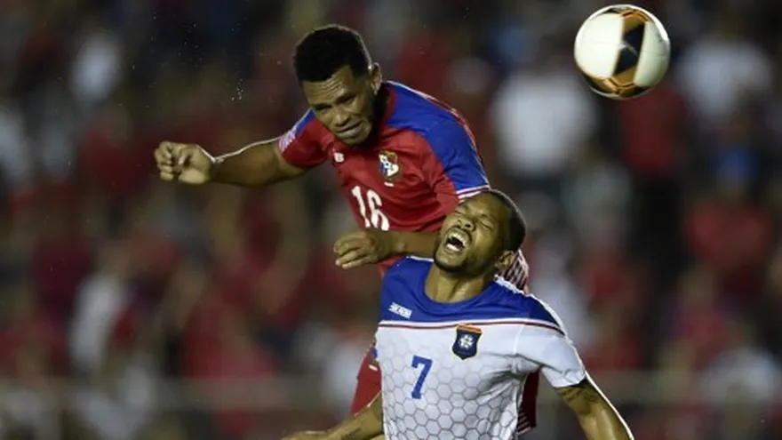 Rolando Blackburn (16) remata de cabeza ante la marca de Ian Gaynair (7)