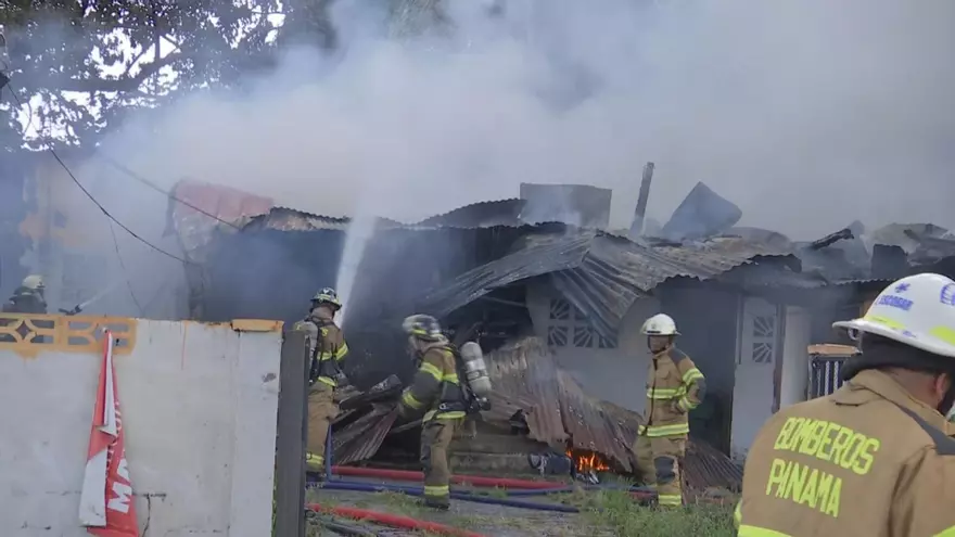 Foto archivo: Incendio en caserón en Río Abajo.