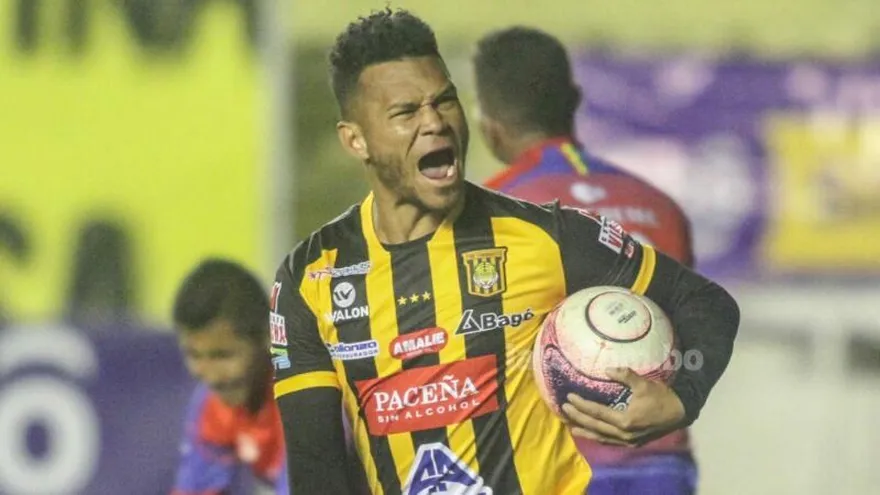 Rolando Blackburn anotó en Bolivia con The Strongest en la jornada 13