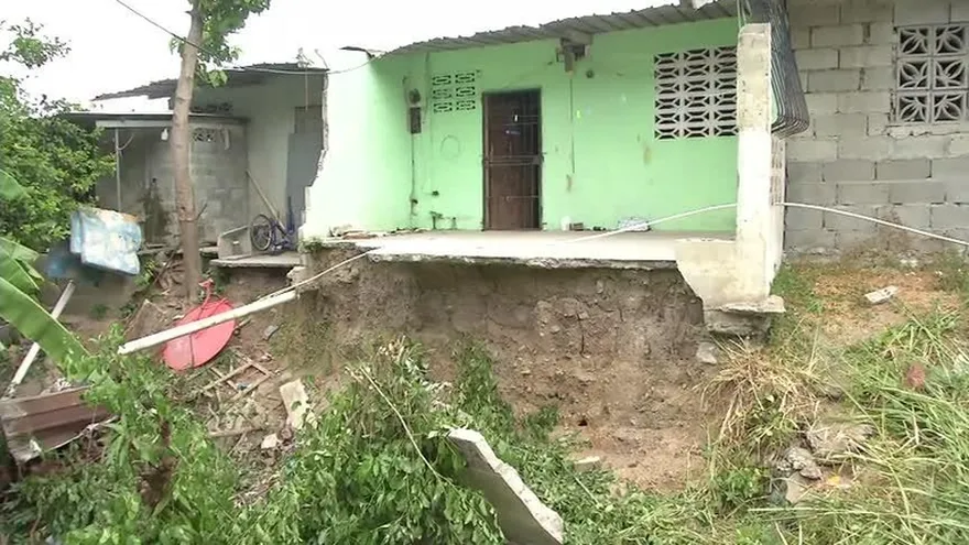 Casas a la orilla de un río peligran en San Miguelito
