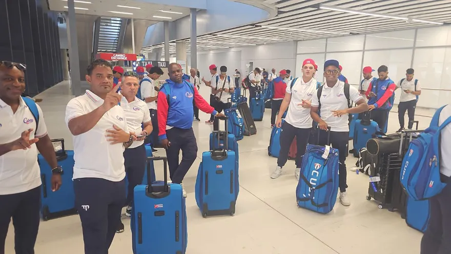 Integrantes de la Selección de Béisbol U23 de Cuba a su llegada a Panamá