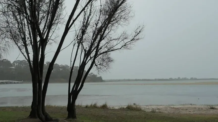 Tormentas de polvo y granizo se abaten en una Australia asolada por los incendios