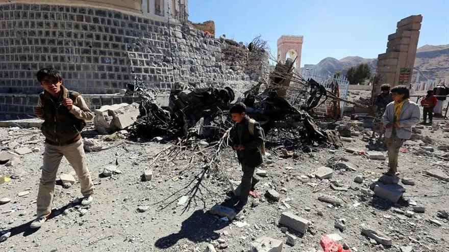Varios niños inspeccionan el lugar en donde la coalición árabe dirigida por Arabia Saudí ha bombardeado un monumento conmemorativo de soldados egipcios, en Saná (Yemen).