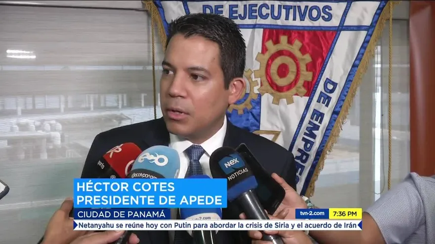 Gremio de empresarios y funcionarios del gobierno discuten sobre Constituyente