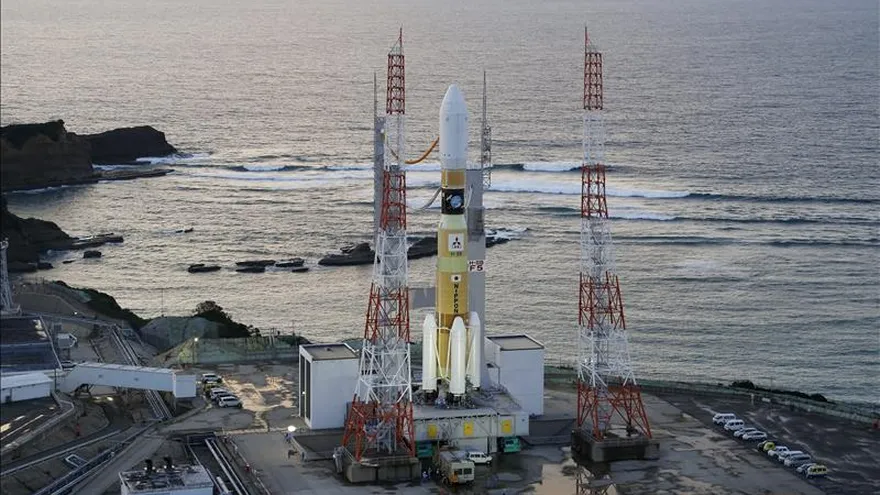 Fotografía facilitada por la Agencia Aeroespacial de Japón (JAXA) que muestra el cohete H-II B desarrollado conjuntamente por JAXA y por Mitsubishi Heavy Industries, en la plataforma de lanzamiento de la sonda no tripulada Konotori, tras posponerla en dos ocasiones debido a las malas condiciones meteorológicas. La sonda transporta 5,5 toneladas de suministros y equipamiento científico para la Estación Espacial Internacional (EEI).