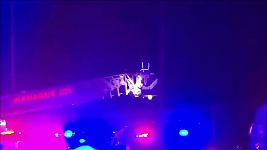 Hombre salta de un puente junto a sus dos hijos