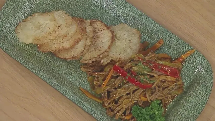 Ropa vieja a lo panameño con patacones de yuca