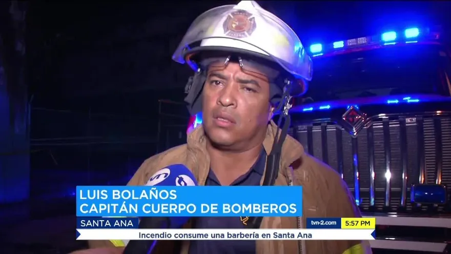 Incendio consume una barbería en Santa Ana