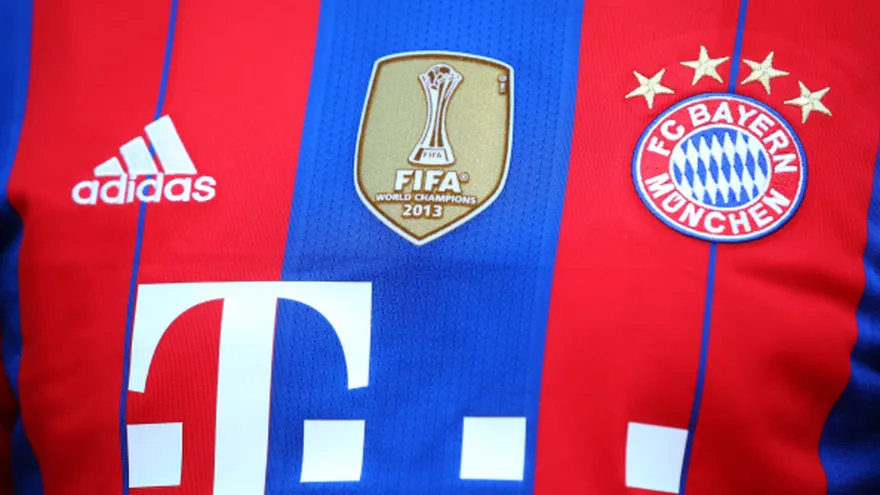 Jueza condena a hincha a comprar camiseta del equipo archirrival