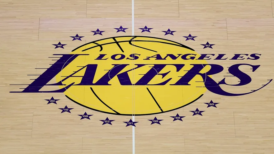 Logo de los Lakers en el tabloncillo