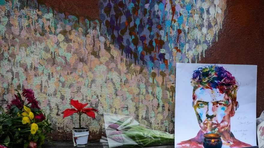 La leyenda del rock británico, David Bowie, murió después de una larga batalla de cáncer, el 11 de enero de 2016.