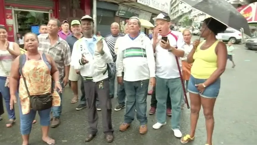 Buhoneros cerraron parte de la avenida Central
