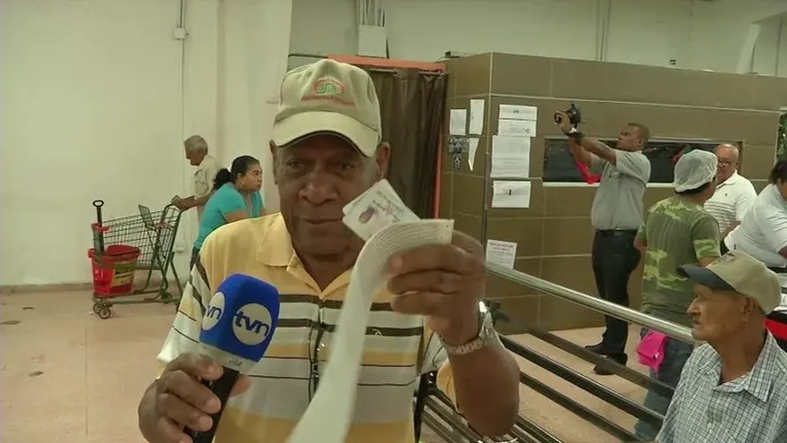 Jubilados y pensionados cobran bono navideño
