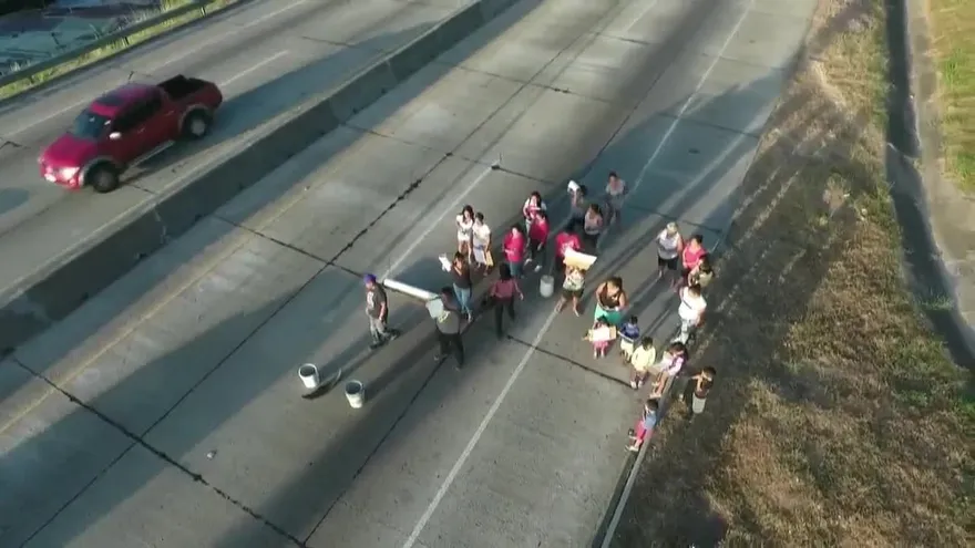 Residentes en Torrijos Carter cierran vías