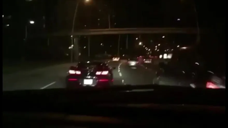 Auto a exceso de velocidad por poco causa un accidente en la Cinta Costera