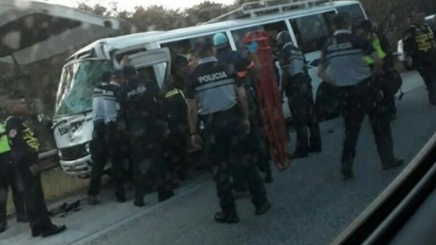 Momentos en que las autoridades atienden a los heridos