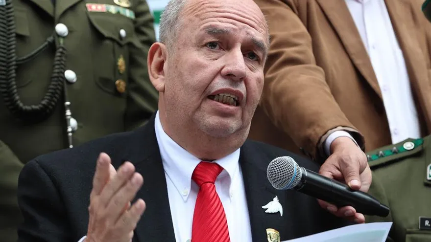 En la imagen un registro del ministro interino de Gobierno (Interior) de Bolivia, Arturo Murillo, quien aseguró que dio la instrucción de que "cumplan" en tramitar el certificado de autorización, para que los legisladores "sigan viaje" a La Paz