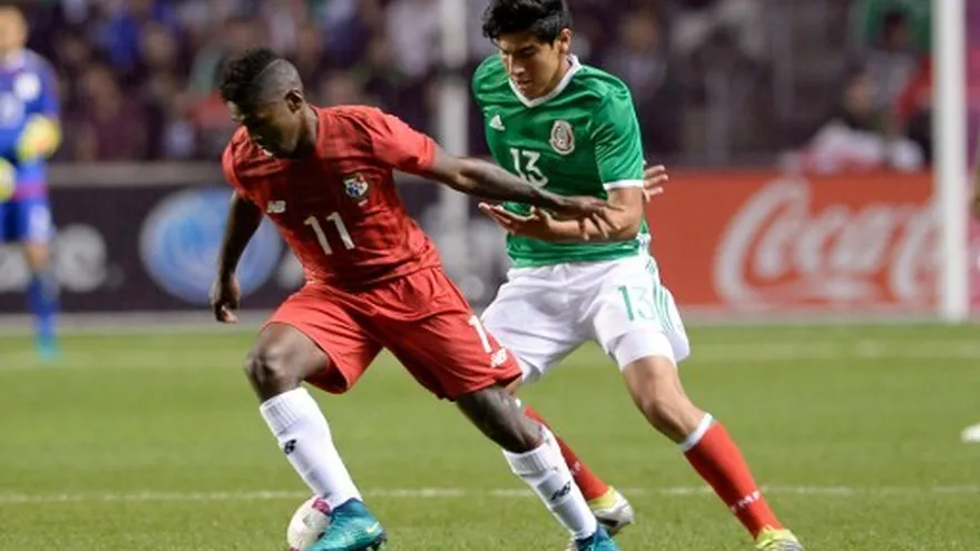 Armando Cooper (izq.), uno de los mejores de la Sele ante México.