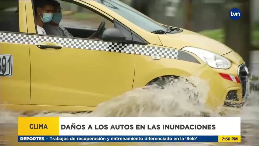 Los peligros de conducir en una calle inundada