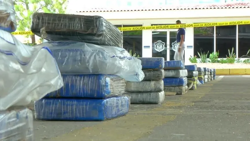 Decomisan droga, dinero y armas de guerra