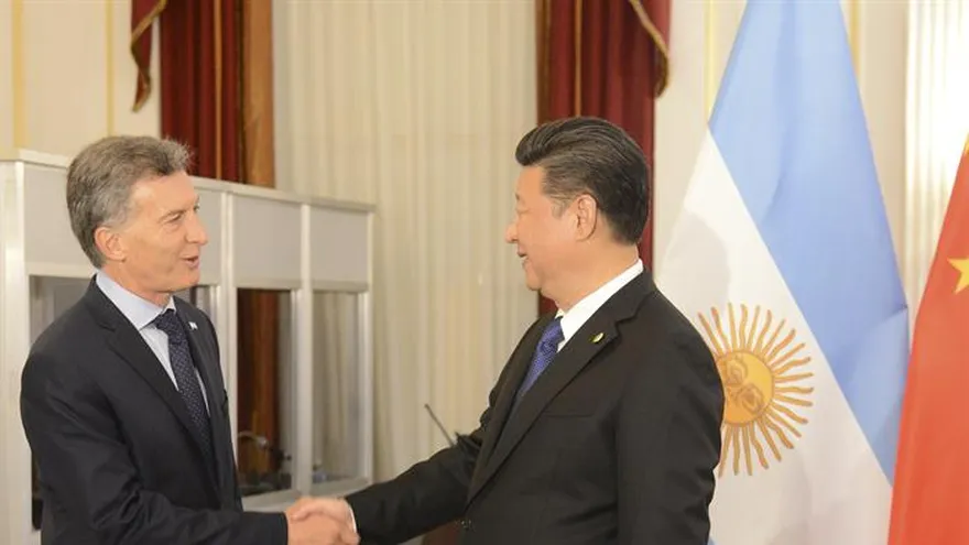 El presidente Mauricio Macri (i) saludando a su homólogo chino, Xi Jinping, en  la Cumbre de Seguridad Nuclear, en Washington (EE.UU.).